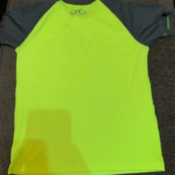 Under Armour Youth Top. - Picture 4 of 4